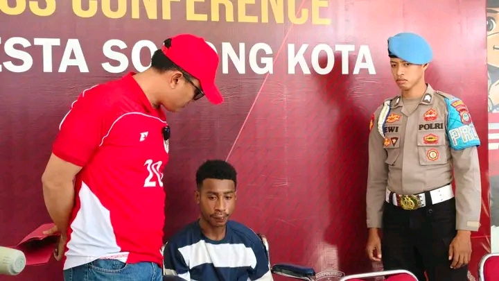 Pelaku saat diamankan di Mapolresta Sorong