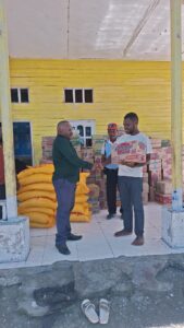 Kabag Kesra Intan Jaya menyerahkan bantuan bama