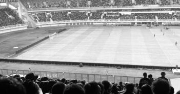 Peluit Wasit dan Tatapan Bakit