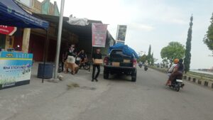 Aktivitas petugas berpakaian sipil mengangkut sejumlah kardus ke mobil pikap di kawasan Namudat, Fakfak, saat kegiatan yang disebut sebagai operasi penertiban miras, 28 Januari 2026.