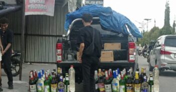 Polisi Kembalikan 400 Lebih Karton Miras Sitaan ke Pemilik di Fakfak