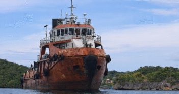 Kapal Sesmik di laut arguni