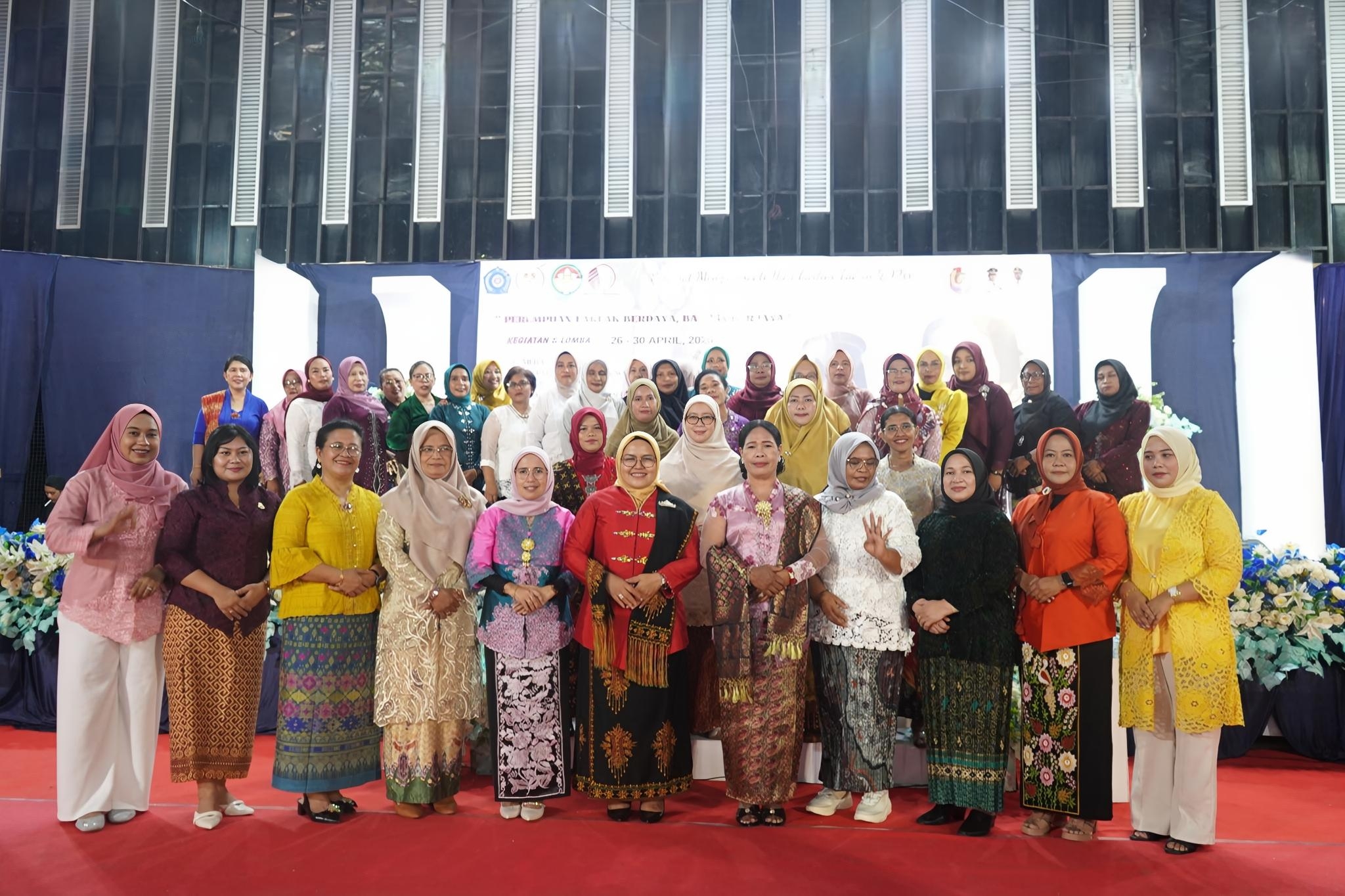 Penyerahan hadiah lomba - Foto: Ronaldo Letsoin / majalahkribo.com