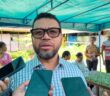 Filep Wamafma saat diwawancarai awak media di Fakfak. Foto: Ronaldo Josef Letsoin.