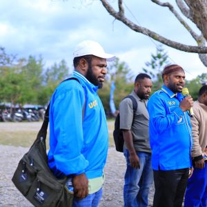 KNPI Papua Pegunungan Dan Relawan Noken Jones Serahkan Bantuan Uang Kepada Panitia Konferensi Pemuda Baptis