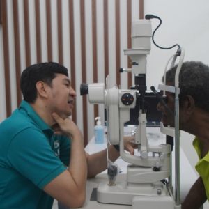 Peduli Lansia, Paroki Santo Yosep dan AK Eye Center Adakan Pemeriksaan Mata Gratis