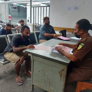 Polisi Serahkan Tersangka Pencurian Ke Kejaksaan Negeri Jayapura