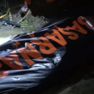 Tim SAR Evakuasi Korban Yang Jatuh Di Jembatan Kimi Nabire