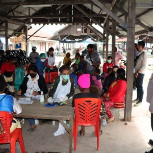 Kapolres Bersama Bupati Jayawijaya Tinjau Kegiatan Vaksinasi Di Pasar Potikelek Dan Jibama