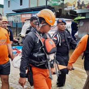 Personel Gabungan TNI-POLRI Dan Basarnas Serta Instansi Terkait Dikerahkan Membantu Evakuasi Korban Bencana Banjir Dan Tanah Longsor