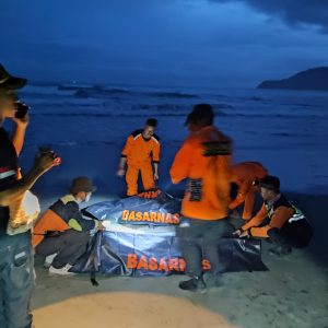 Tim Sar Gabungan Melakukan Evakuasi Masyarakat Yang Tenggelam Di Pantai Holtekamp Distrik Muara Tami