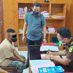 Satrekrim Nabire Lakukan Pelimpahan Berkas Perkara Tahap II ke Kejari Nabire