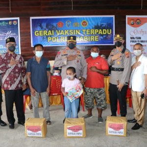 Kapolda Papua Berikan Sembako saat Tinjau Vaksinasi di Nabire