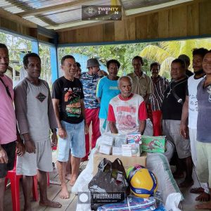 Kepala Kampung Senang Dengan Aksi Sosial Twetyten X dan MudaNabire Di Kampung Goni
