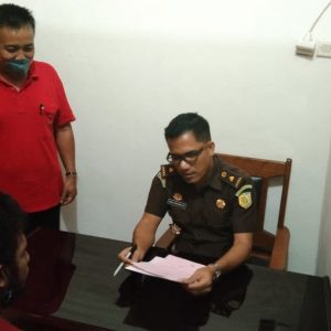 Berkas Dinyatakan Lengkap, Unit Reskrim Polsek Nabire Serah Terimakan Tersangka dan Barang Bukti Kasus Pencurian Ke Kejari