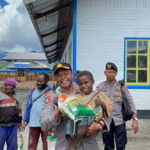 Lewati Jalan Yang Rusak dan Genangan Banjir, Kapolres Dogiyai Bersama Personil Polres tetap semangat Lakukan Giat Sambang