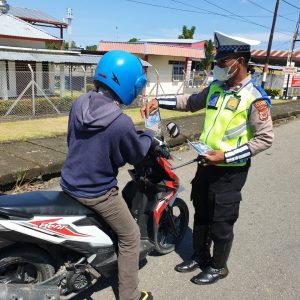Satgas Operasi Zebra Polres Nabire Bagikan Pamflet Tertib Berlalu Lintas