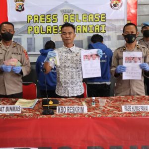 Gelar Press Release, Polres Paniai Tangkap 2 Pelaku Judi Togel