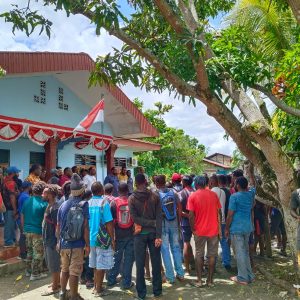 Masyarakat Distrik Ugimba Lakukan Aksi Menolak Penetapan TPS