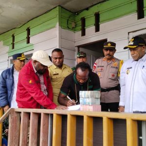 Penuhi Janji, Pj Bupati Intan Jaya dan Dinas Sosial Salurkan BLT Sembako kepada Masyarakat