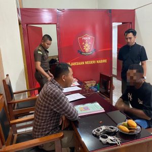 Unit Reserse Kriminal Polsek Nabire Kota Menyerahkan Tersangka Dan Barang Bukti Ke Kejaksaan Negeri Nabire