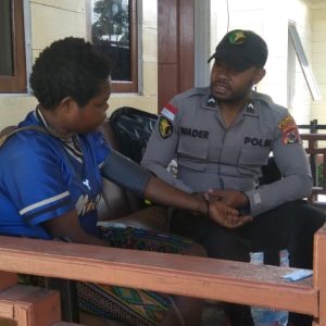 Polri Berikan Pelayanan Kesehatan Kepada Penderita ISPA Di Kabupaten Intan Jaya