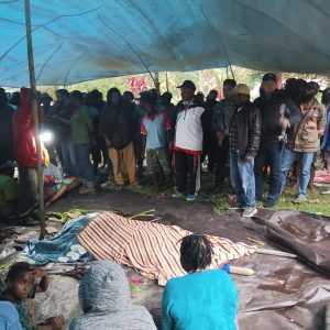 Diduga Suami Bunuh Istri Sendiri, Keluarga Korban Bakar Rumah Terduga Pelaku Di Distrik Wollo