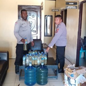Polsek Pomako Amankan Puluhan Minuman Keras Dan Pemiliknya
