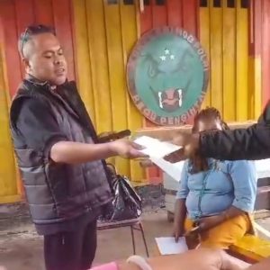 Beredar Video Anggota Bawaslu Provinsi Papua Tengah Bagi-Bagi Amplop Dari Caleg DPR RI