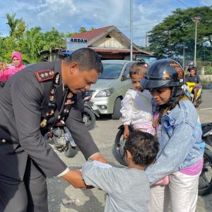 Kapolres Nabire Bagikan Takjil, Wujud Kepedulian di Bulan Ramadan