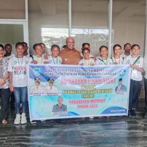 Wabup Maybrat Lepas 14 Siswa Program ADEM 2025: “Anda Harus Bisa Lebih dari Saya”