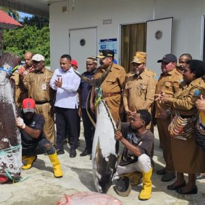 Dorong Ketahanan Pangan, Gubernur Papua Pegunungan Tinjau Cold Storage Ikan di Biak