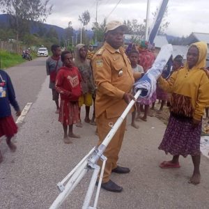 Oktovianus Mote, Salurkan Sembako Kepada Masyarakat Di Distrik Tigi Kabupaten Deiyai